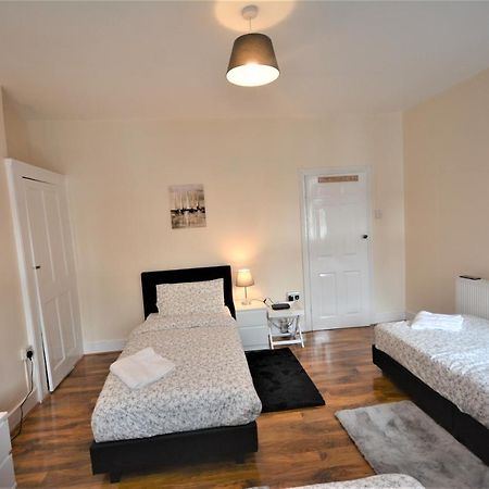 Cheerful 3 Bedroom Home In Greater London Exteriör bild