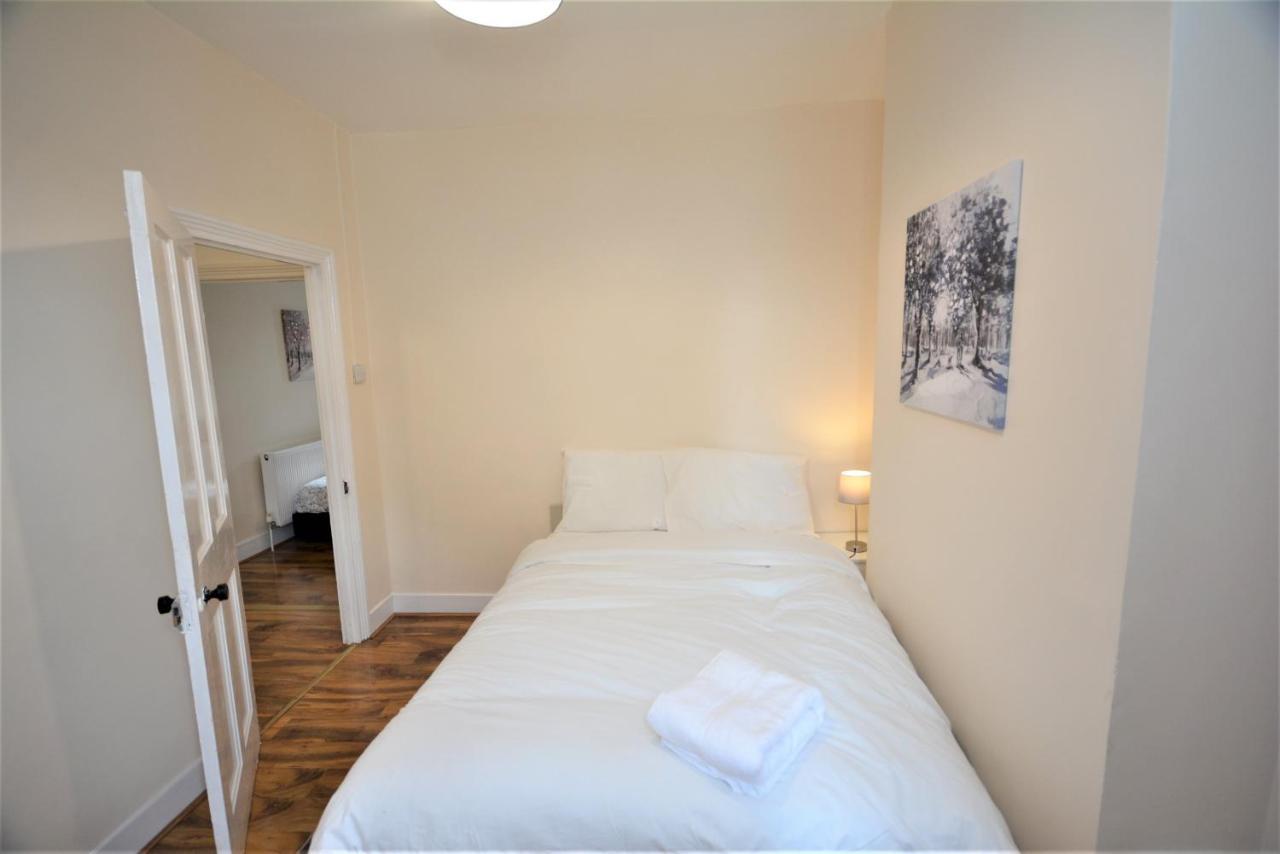 Cheerful 3 Bedroom Home In Greater London Exteriör bild